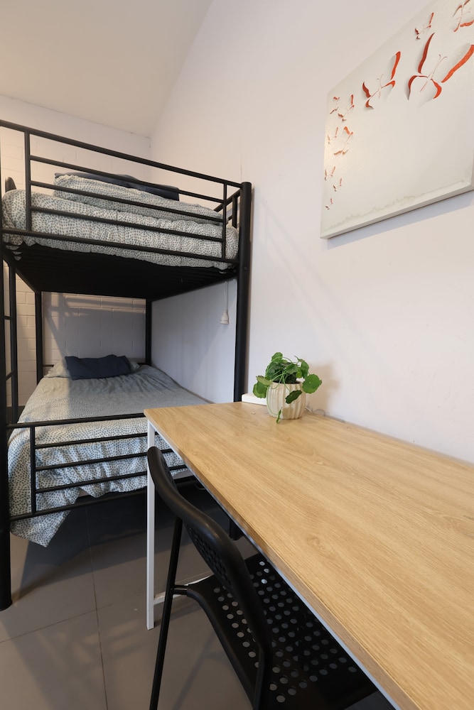 6 bed mixed dorm photo 2