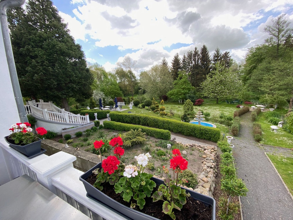 Romantic Studio Suite, Garden Area photo 2