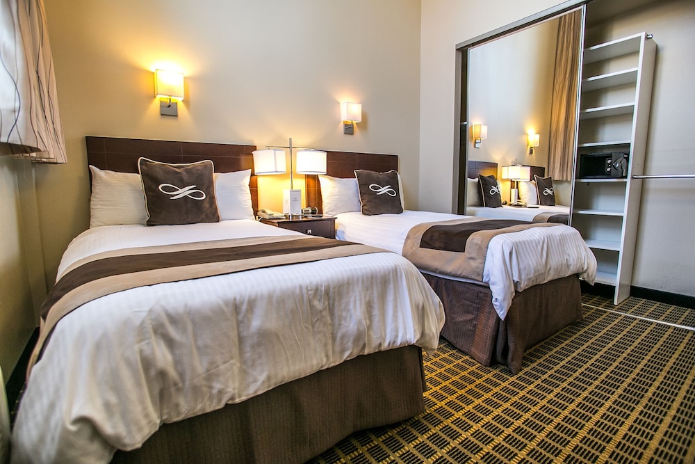 Suite, 2 Double Beds - Photo 12