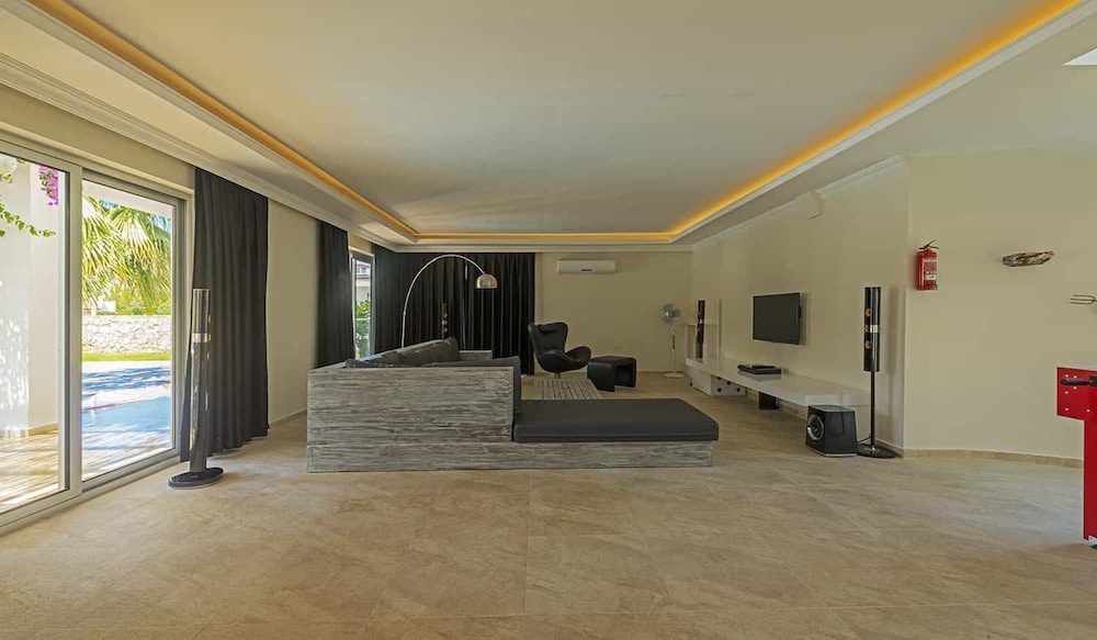 Villa photo 2