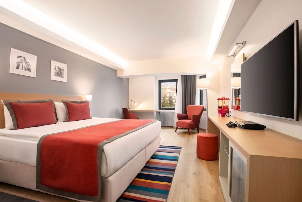 Deluxe Room, 1 King Bed, Non Smoking - Photo 1
