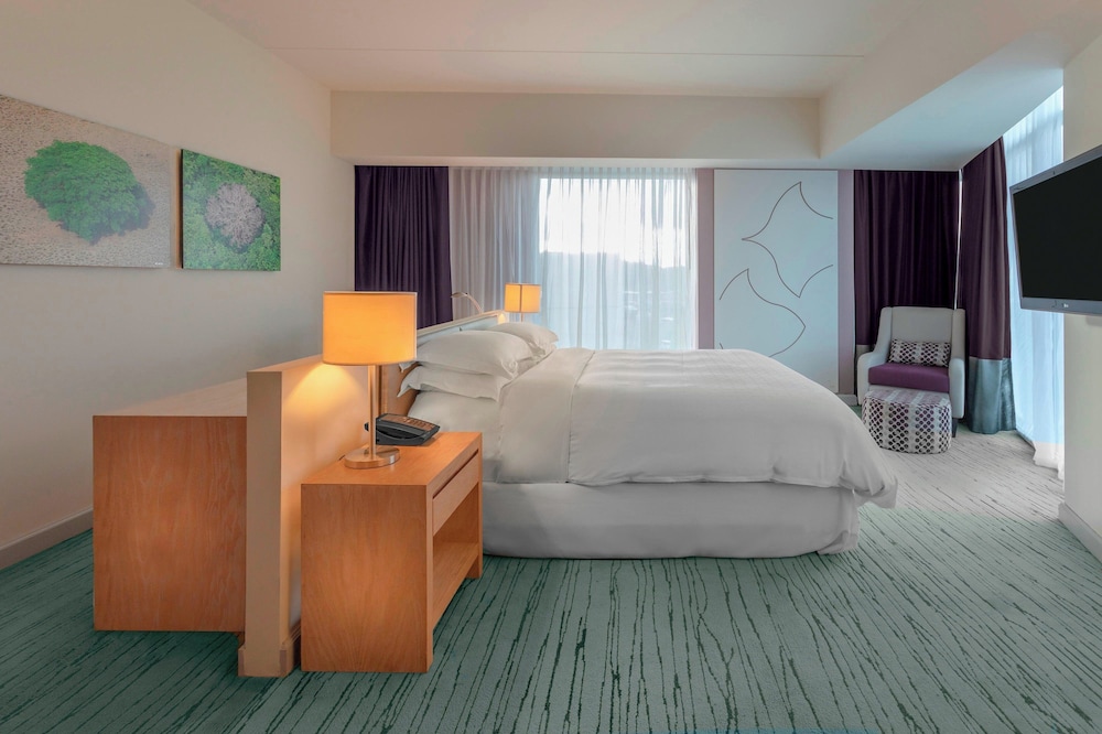 Deluxe Room, 1 King Bed, Non Smoking, Corner