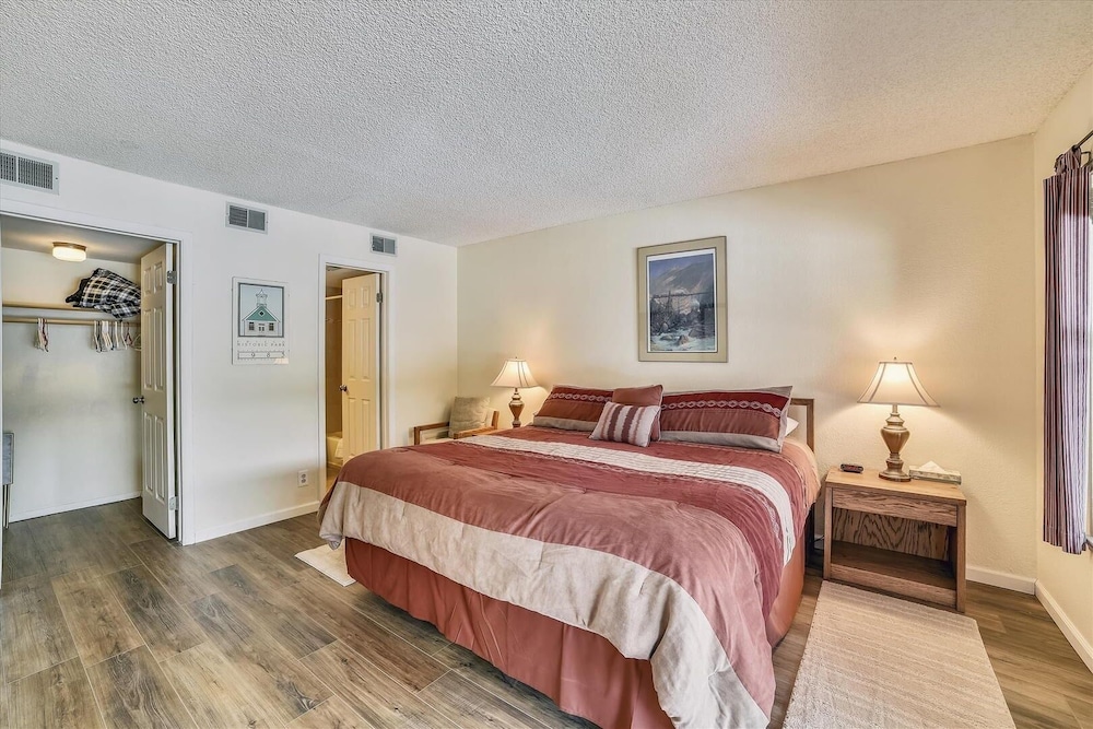 Condo, 2 Bedrooms