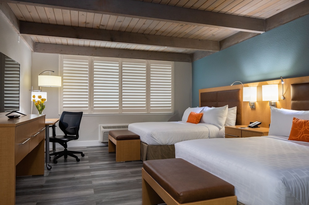 Standard Room, 2 Queen Beds - Photo 4