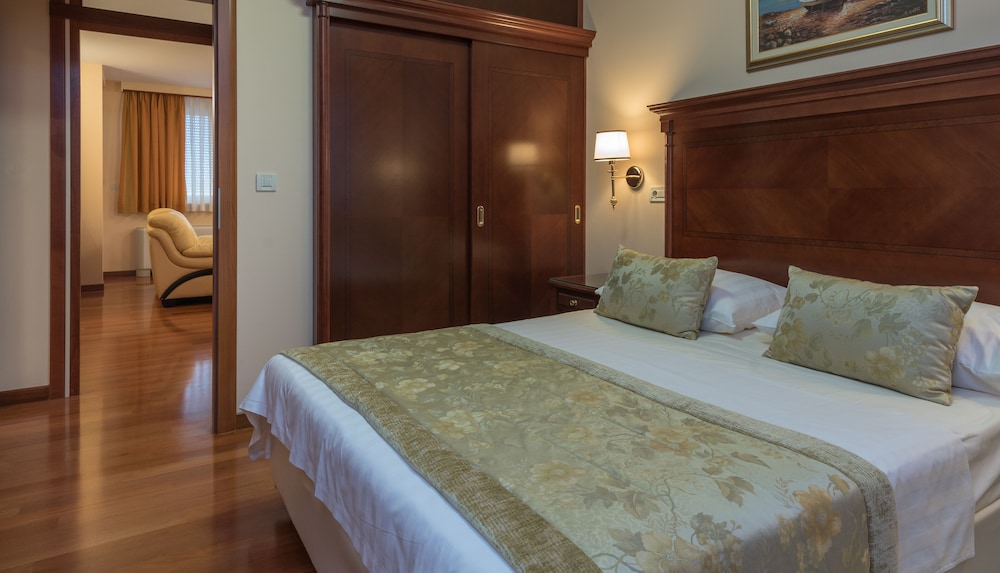 Deluxe Apartment, 2 Bedrooms, Terrace - Photo 6