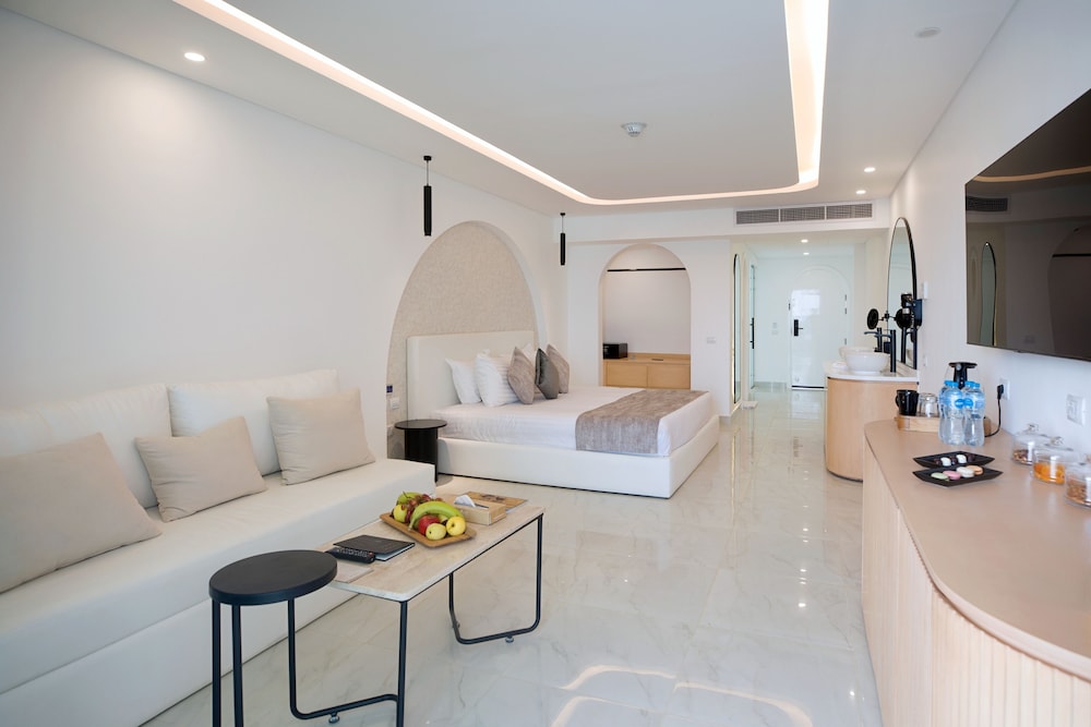Junior Jacuzzi Suite (Posh Club) - Photo 5