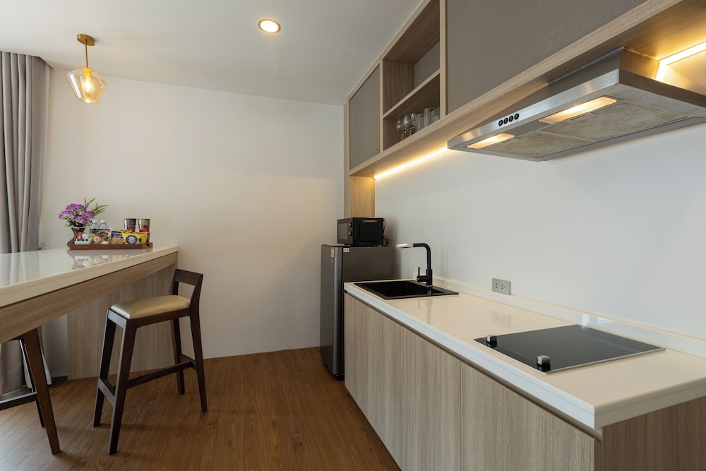 New One Bedroom Penthouse Suite with Rooftop Jacuzzi - Photo 3