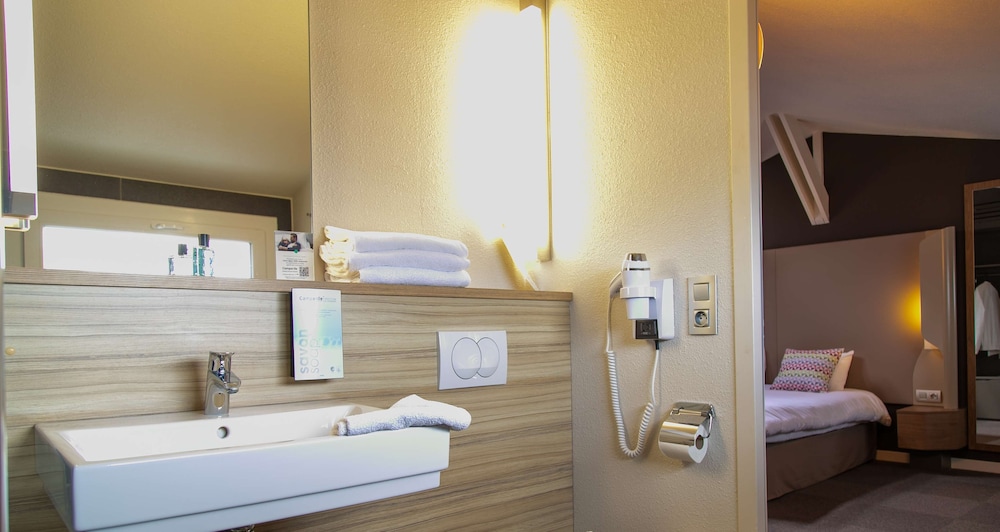 Room, Multiple Beds - Photo 11