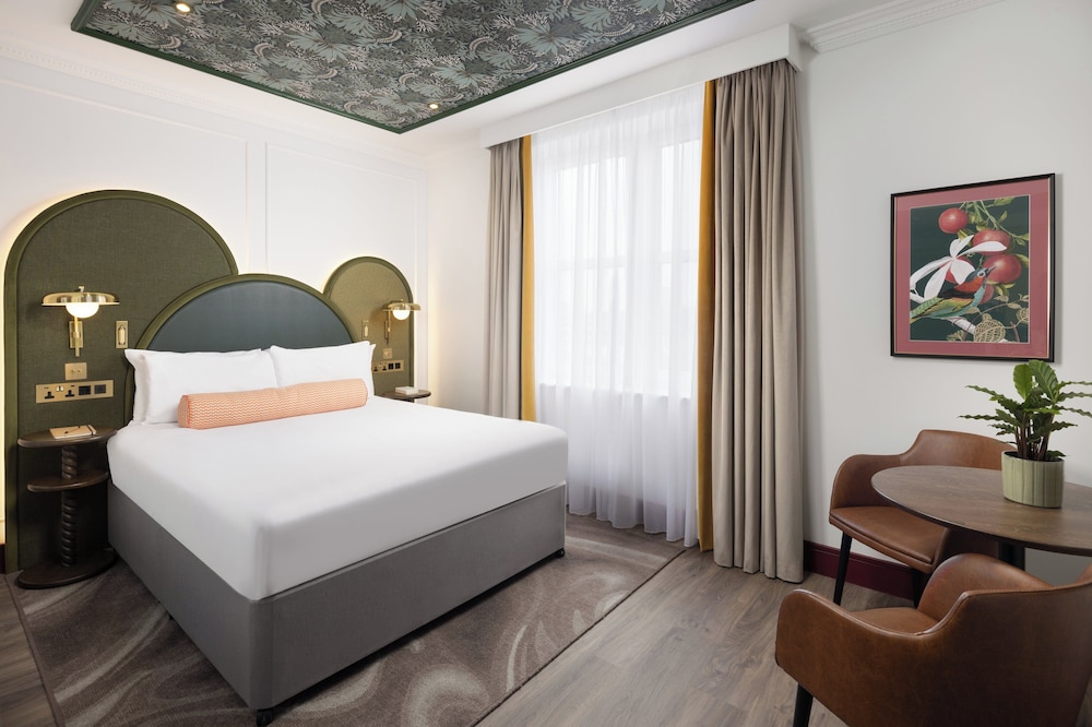 Grand Room, 1 King Bed with Sofa bed photo 1
