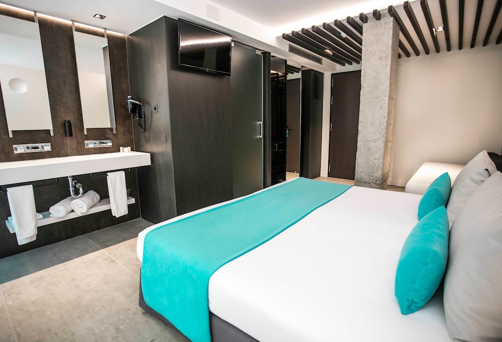 Triple Room URBAN, Pool View - Photo 2