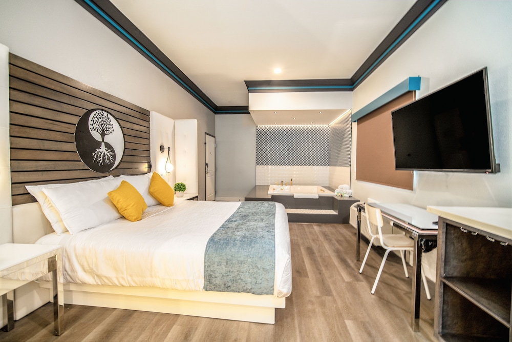 Superior Room, 1 King Bed, Jetted Tub