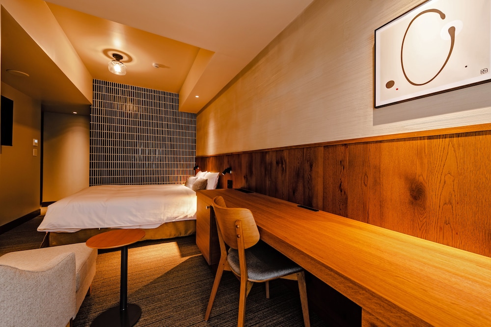 Queen Bed Room, Non Smoking - Photo 7