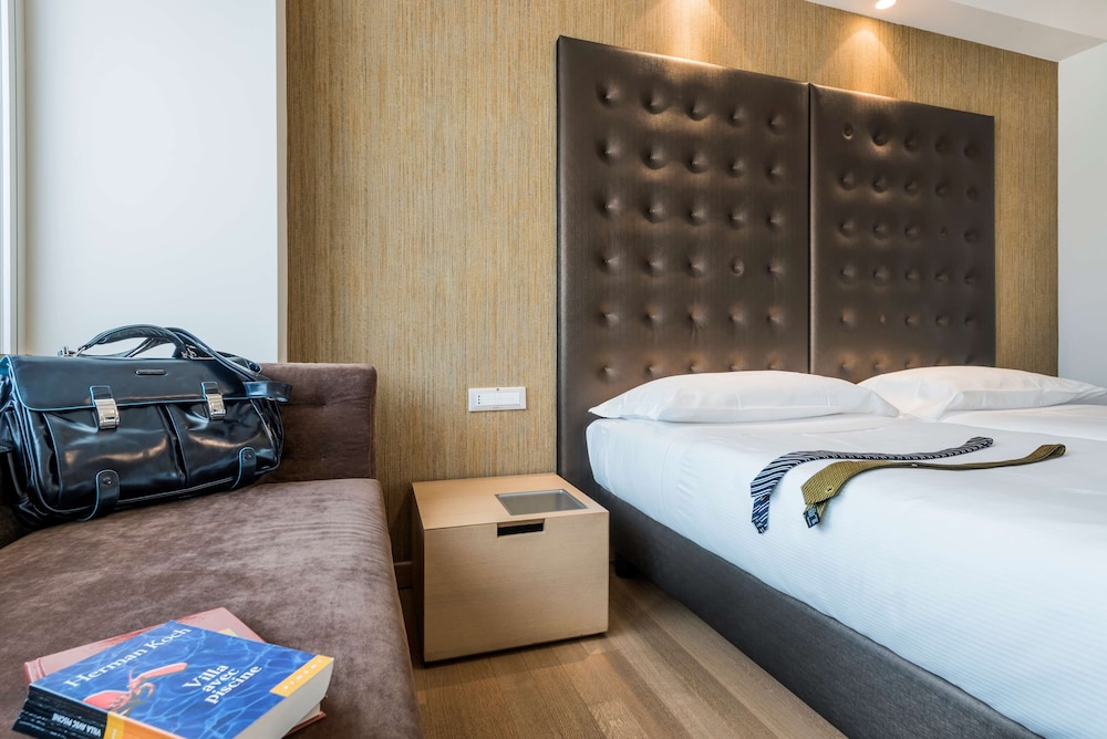 Standard Room, 1 King Bed (Twin bed on request) - Photo 4