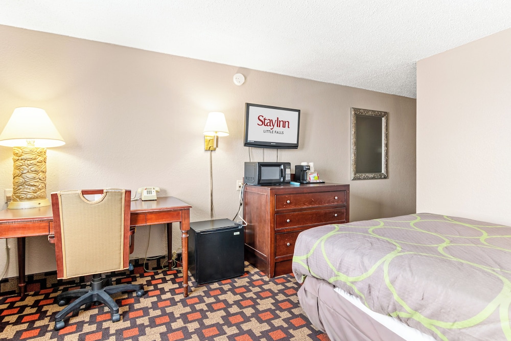 Suite, 1 Queen Bed, Non Smoking, Microwave photo 2
