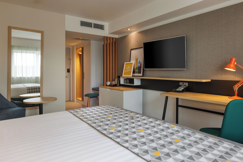 Premium Room, 1 King Bed - Photo 4