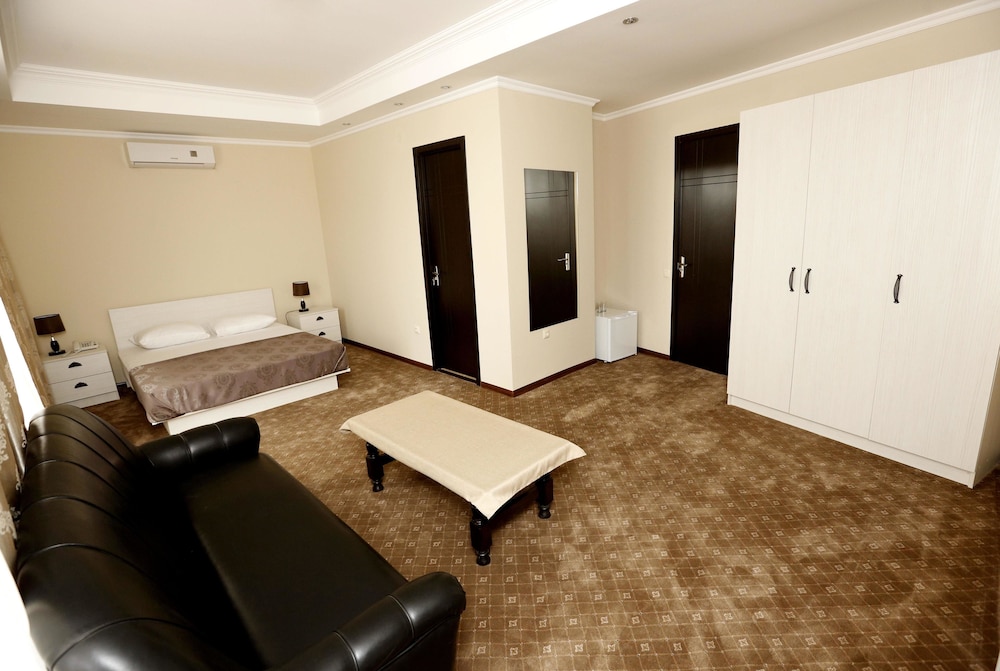 Comfort Suite, 1 Queen Bed, Balcony, City View photo 1