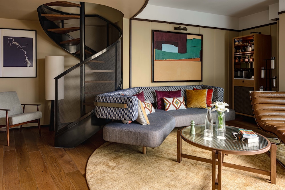 Suite (Sky)