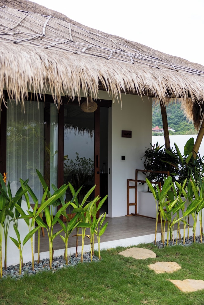 Exclusive Bungalow, Pool View photo 1