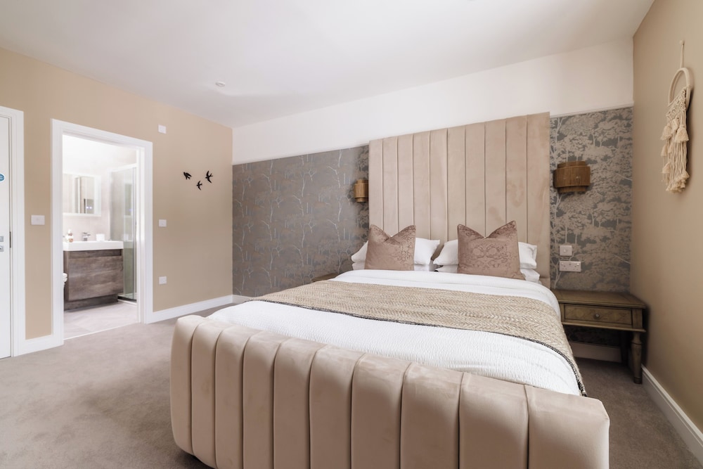 Double Room, 1 King Bed, Non Smoking, Mountain View