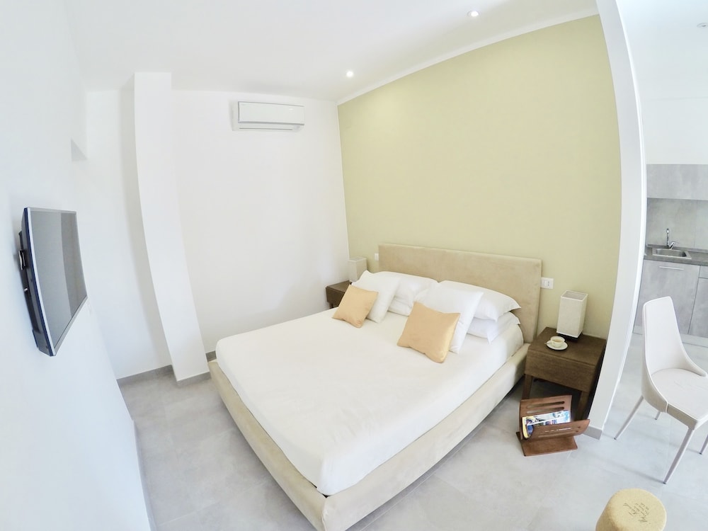 Classic Studio Suite, Balcony (Diorite)