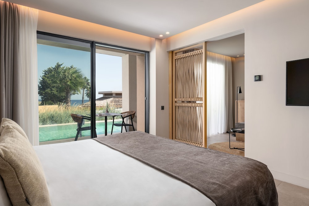 Helea Suite with Swim Up Pool thumbnail 6