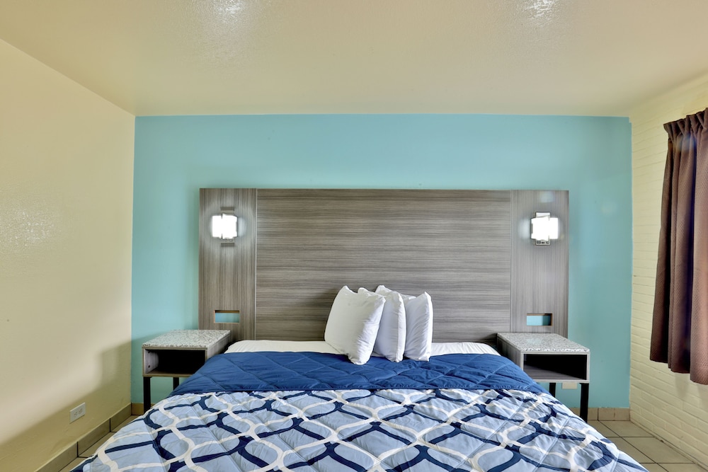 Room, 1 King Bed, Non Smoking - Photo 3
