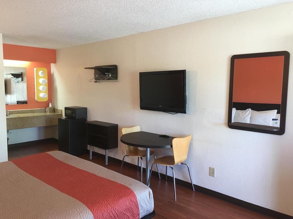 Standard Room, 1 King Bed, Smoking, Refrigerator & Microwave - Photo 9