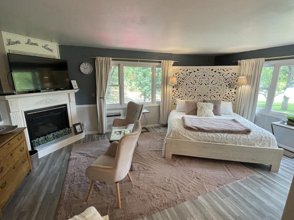 Romantic Studio Suite, 1 King Bed, Jetted Tub, Ground Floor photo 1