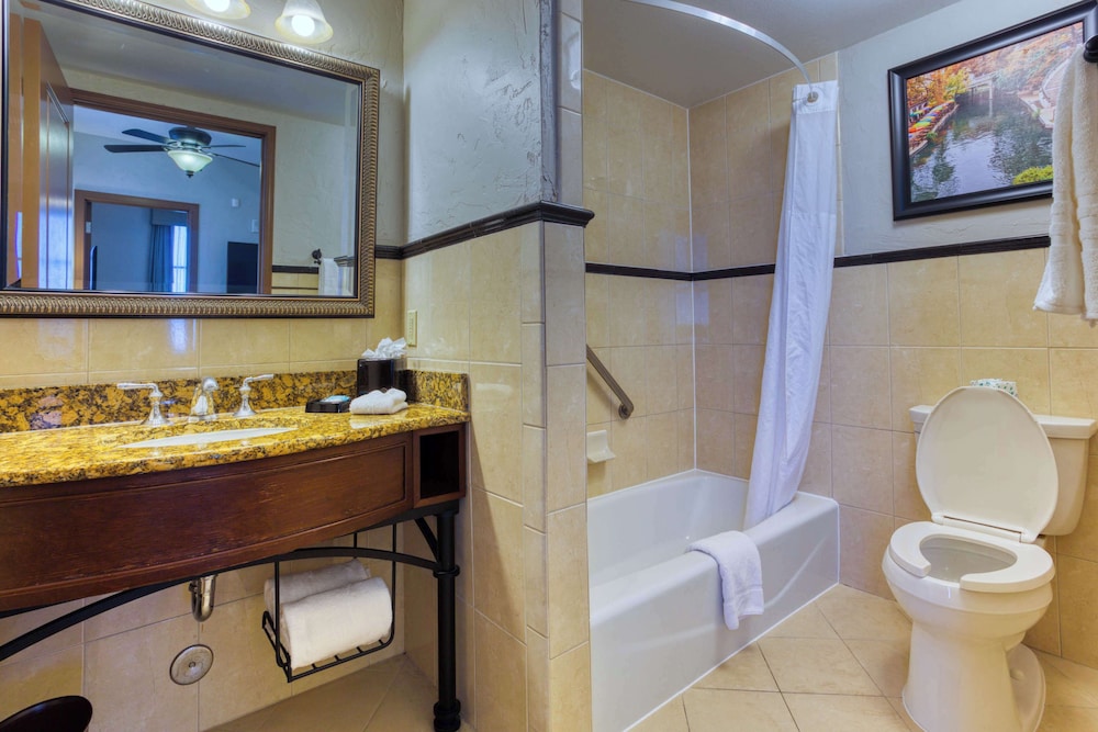 Suite, 1 King Bed with Sofa bed, Refrigerator & Microwave (2 Rooms, Upper Floor) - Photo 17