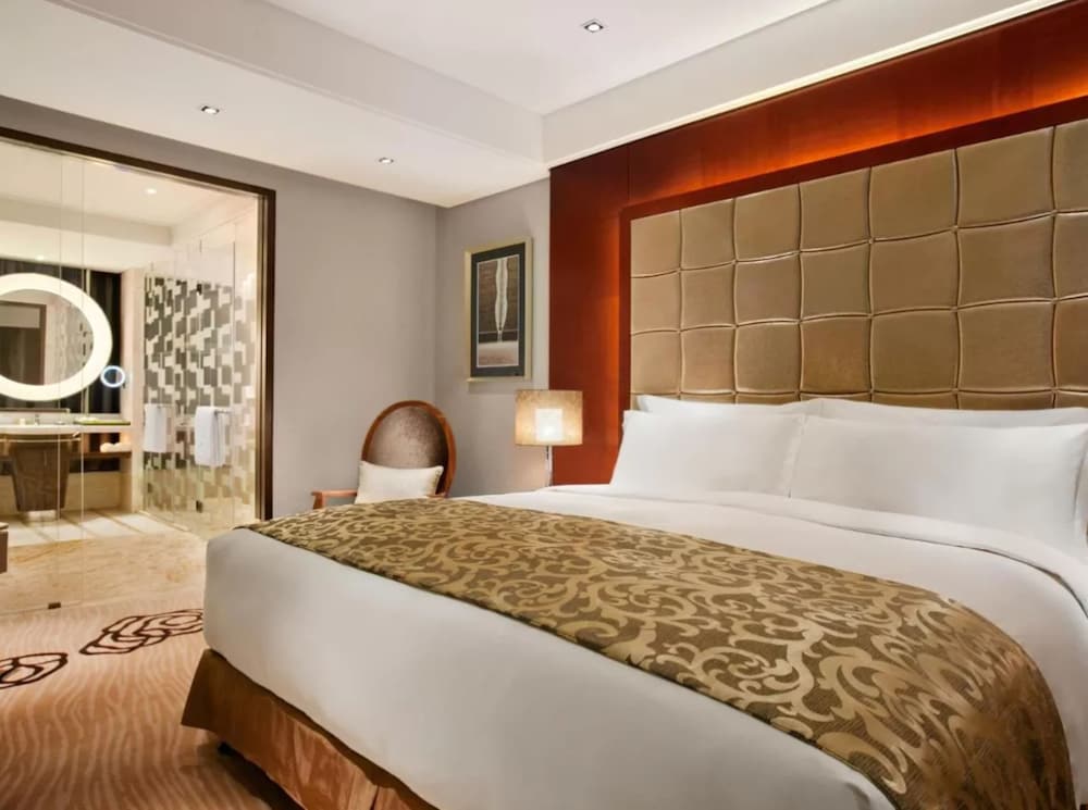 Suite, 1 King Bed, City View photo 3