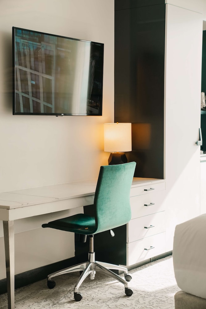 Deluxe Room, 1 King Bed, Accessible (Roll-In Shower, Mobilty & Hearing)