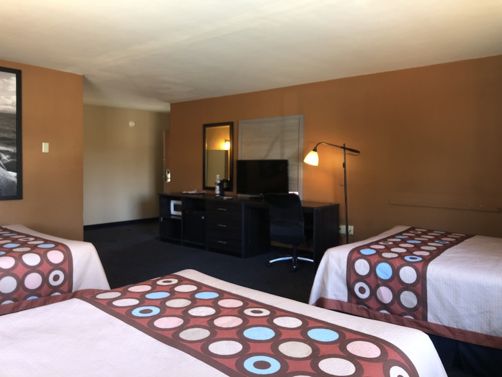 Standard Family Suite, 3 Queen Beds, Non Smoking