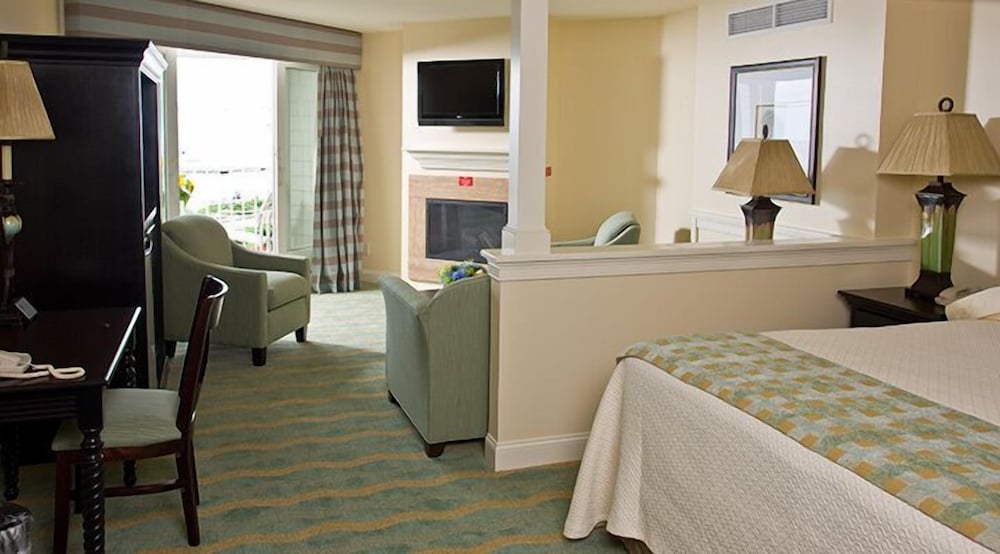 Ocean Suites Accessible King Suite Floor 1 photo 3