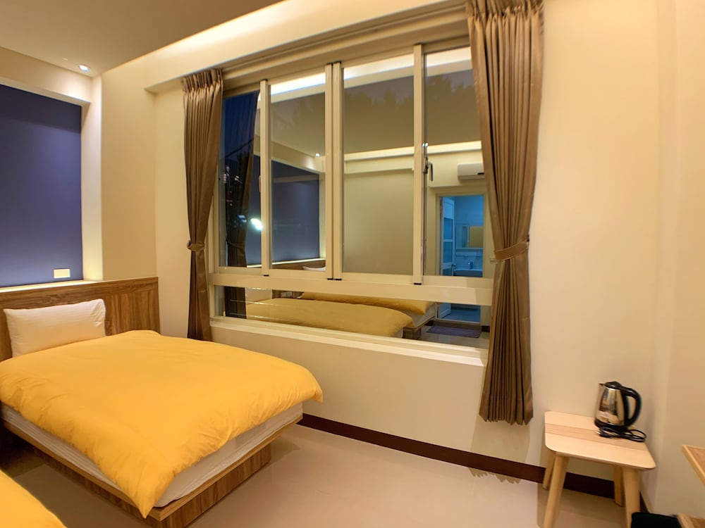 Standard Twin Room (With window) photo 2