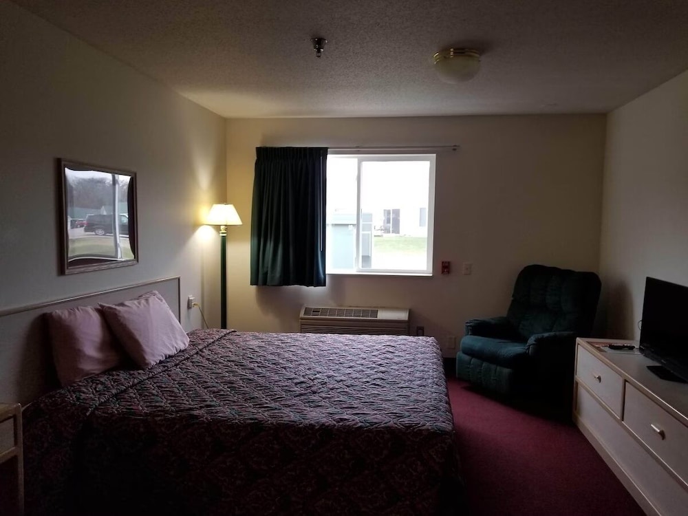 Room, 1 King Bed, Non Smoking photo 3