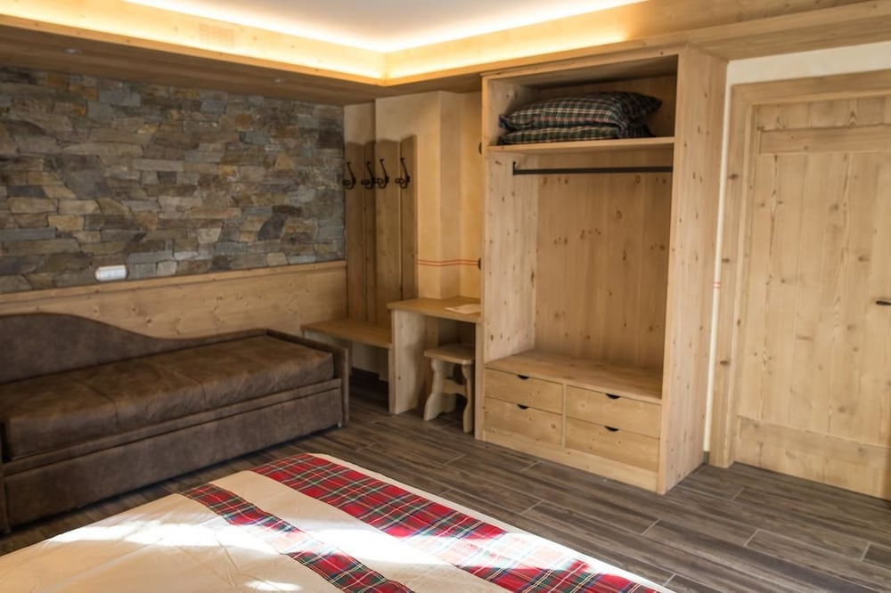 Room, 1 Double Bed with Sofa bed photo 2