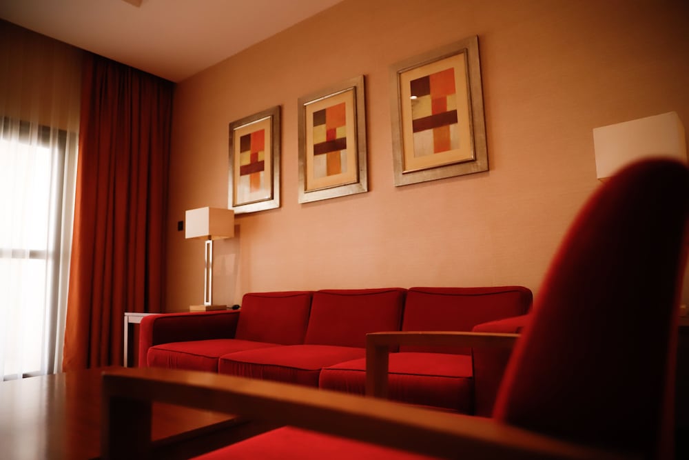Suite, 1 Bedroom, Balcony - Photo 1