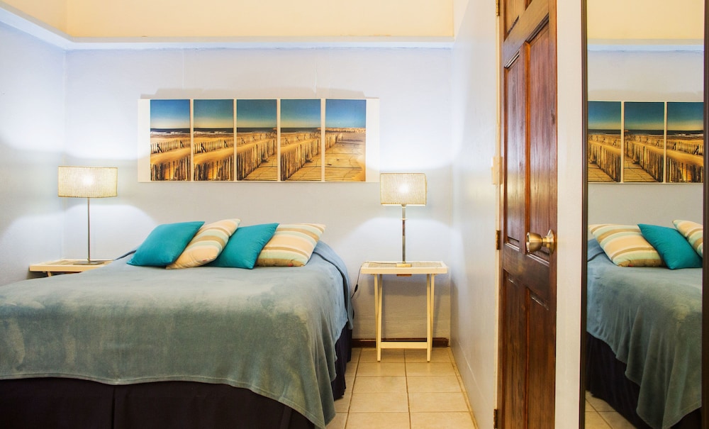 Standard Room, 1 Queen Bed photo 2