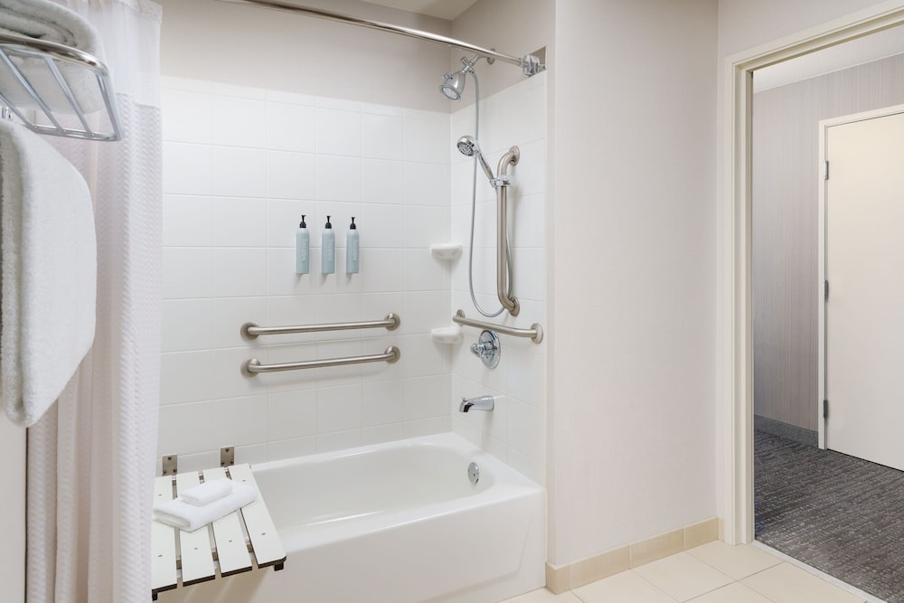 Room, 2 Queen Beds (Mobility/Hearing Accessible, Tub) - Photo 4