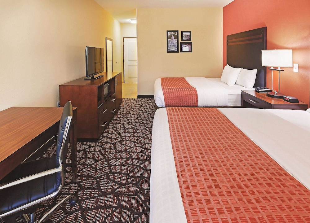 Room, 2 Queen Beds, Accessible, Golf View (Mobility Accessible) photo 1