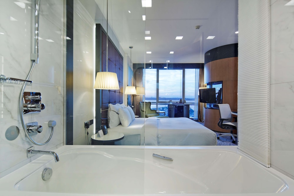 Deluxe Room, 1 King Bed, Sea View thumbnail 5
