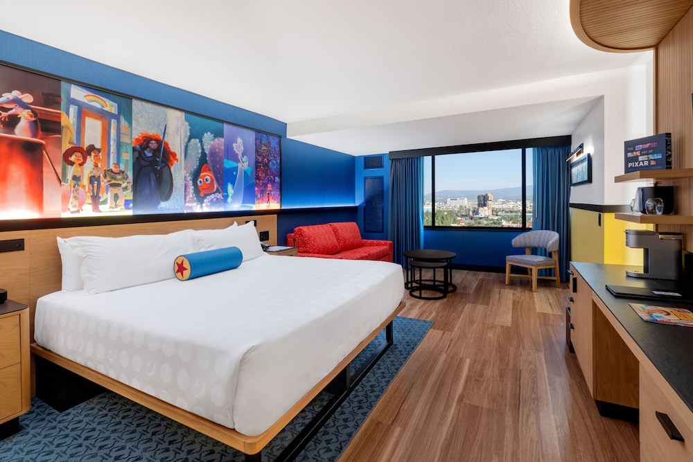 Premium View - Club Level - King Bed and pull out sofa - Photo 2