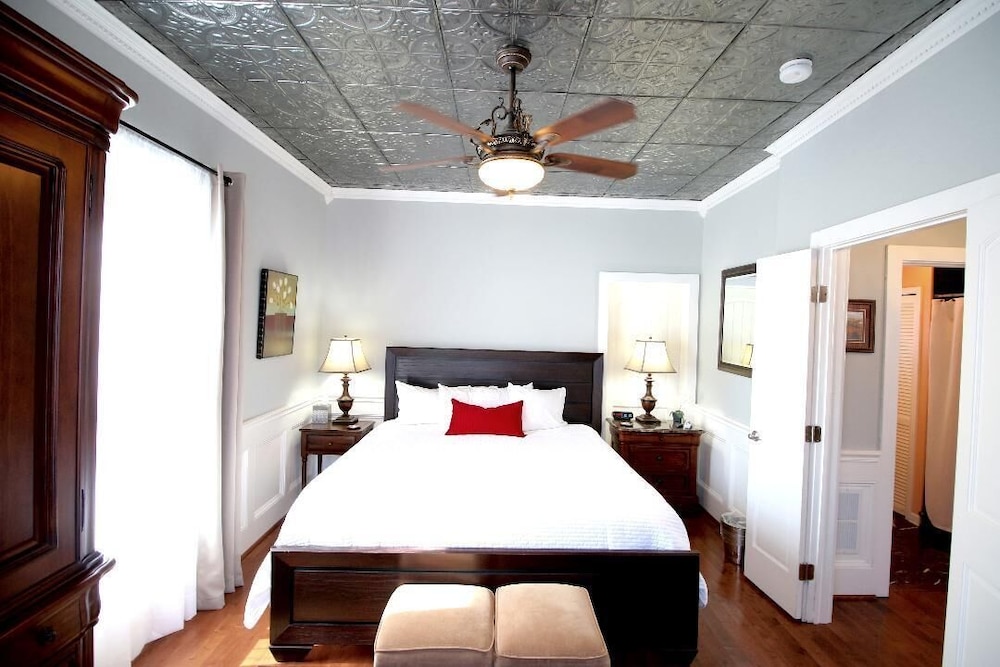 Standard Studio Suite, 1 King Bed, Non Smoking (Historic Villa) photo 1
