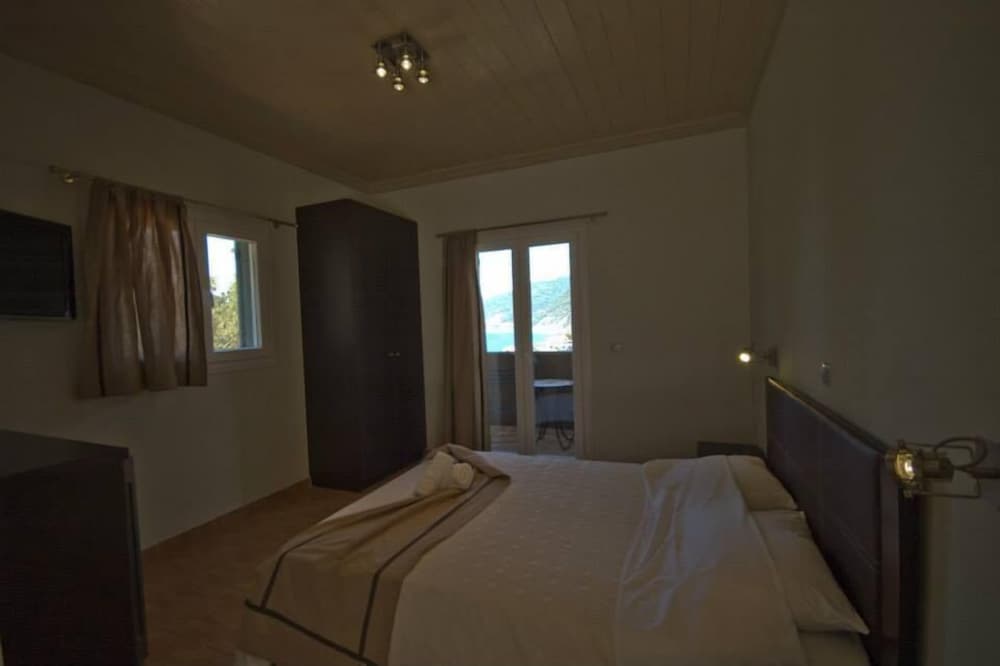 Double Room - Photo 8