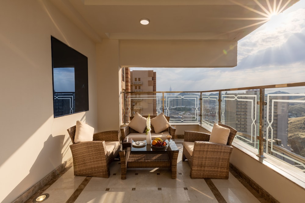 Executive Suite, 1 Bedroom - Photo 2