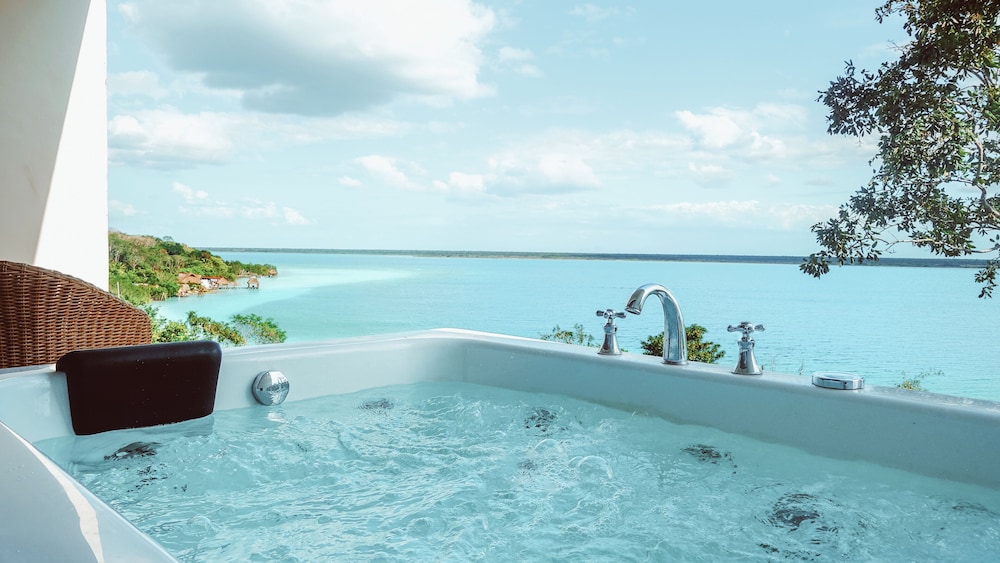 Deluxe Suite, Jetted Tub - Photo 2