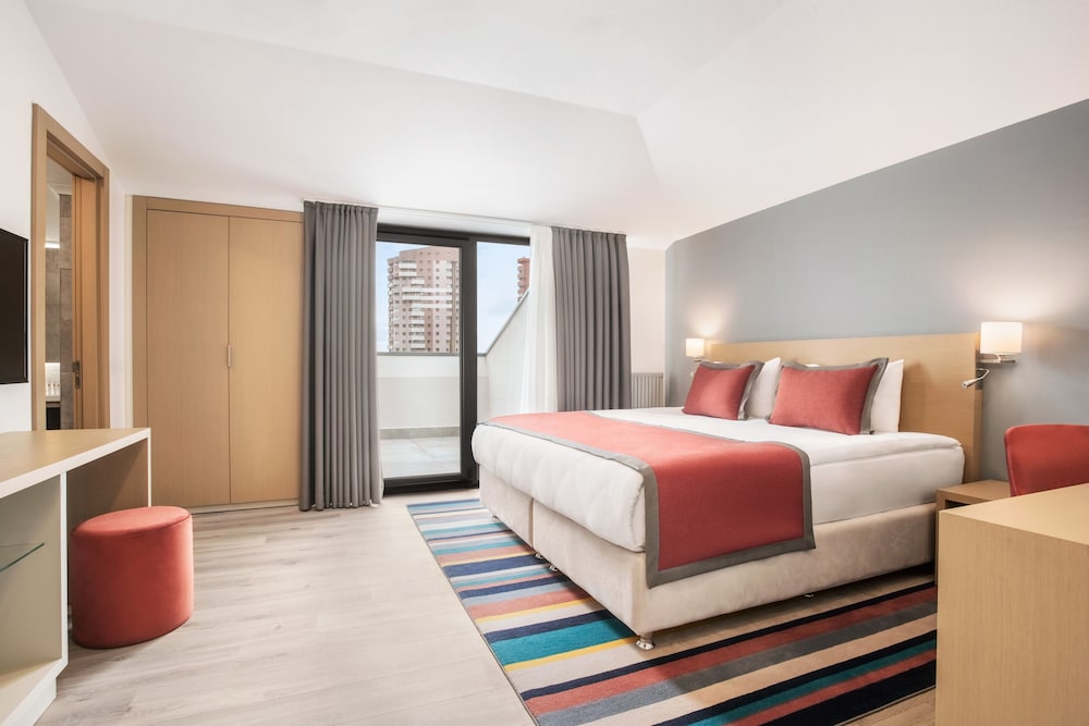 Suite, 1 King Bed, Non Smoking - Photo 5