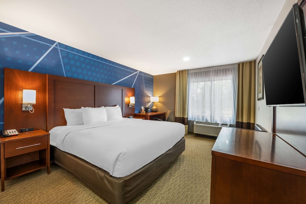 Suite, 1 King Bed, Accessible, Non Smoking (Interior Corridor) - Photo 1
