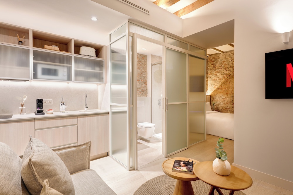 Superior One Bedroom Apartment with Interior View