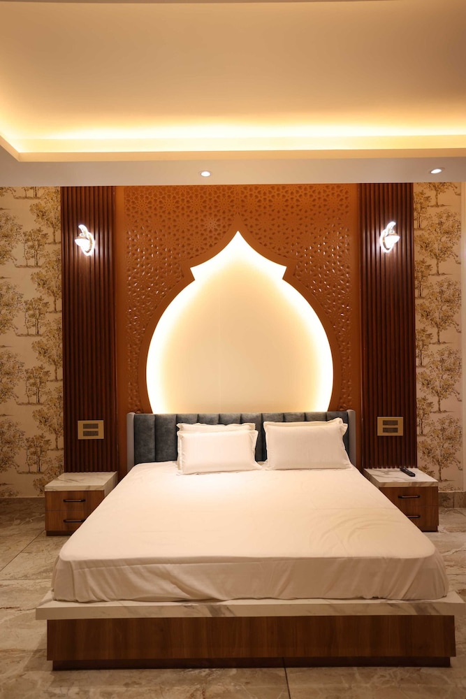 Deluxe Room, 1 King Bed photo 3